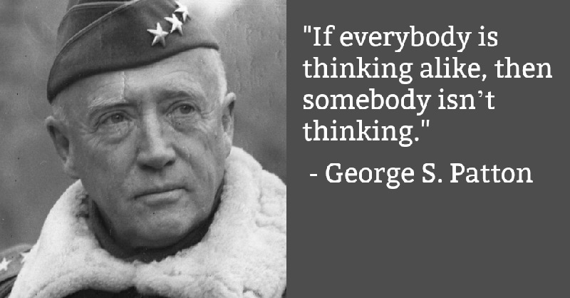 Portret van generaal George S. Patton naast het citaat: „Als iedereen hetzelfde denkt, dan denkt er iemand niet na.”.